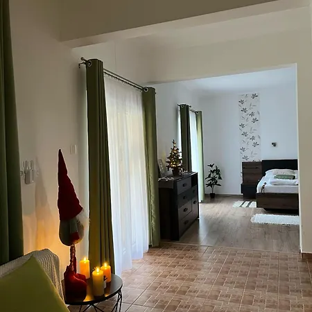 度假居 Krisztina Vendeghaz *